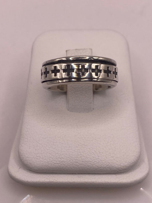 Anillo Giratorio de Plata 925 con Cruces Caladas en báscula mostrando peso