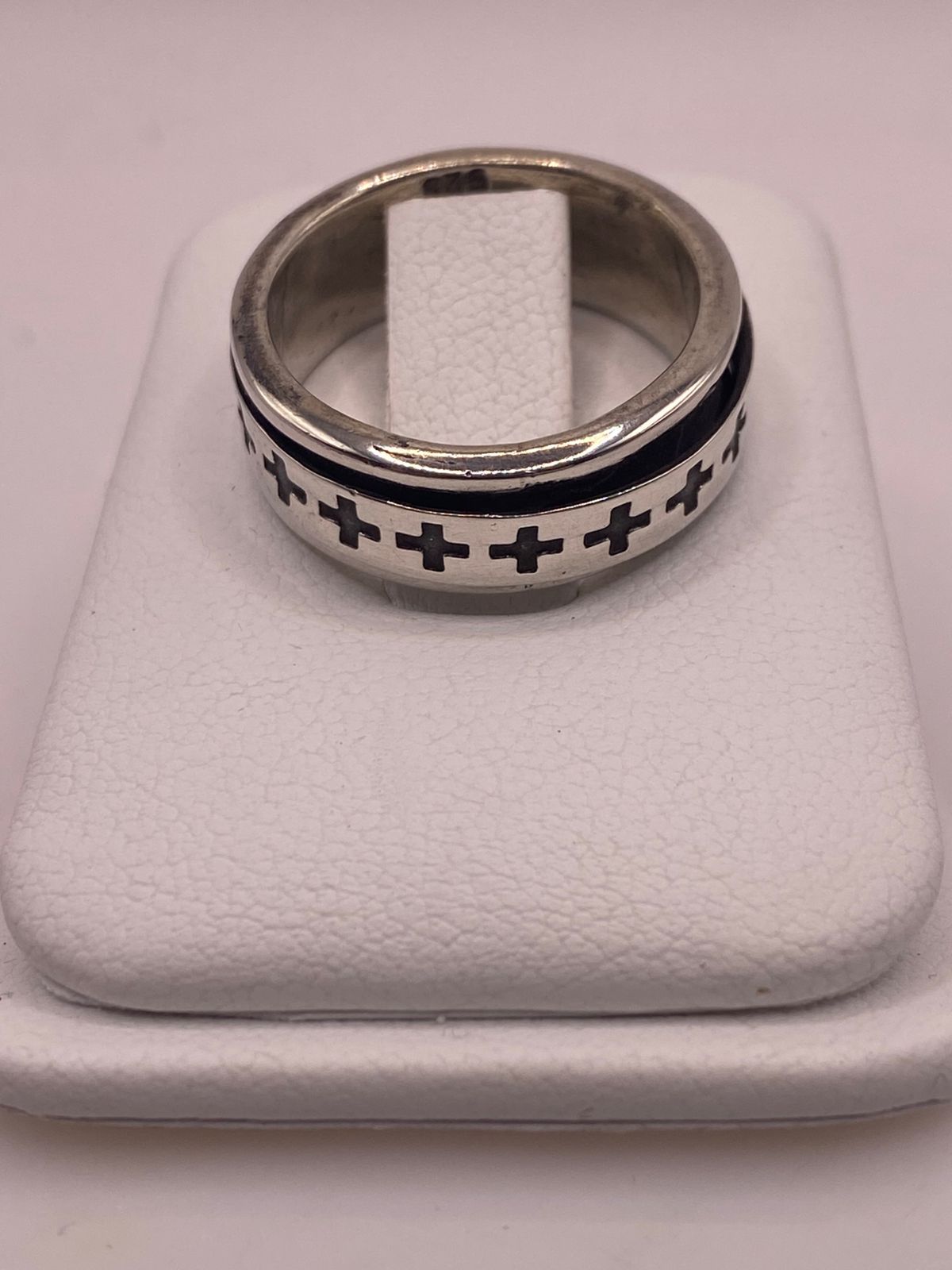 Anillo Giratorio de Plata 925 con Cruces Caladas, vista posterior