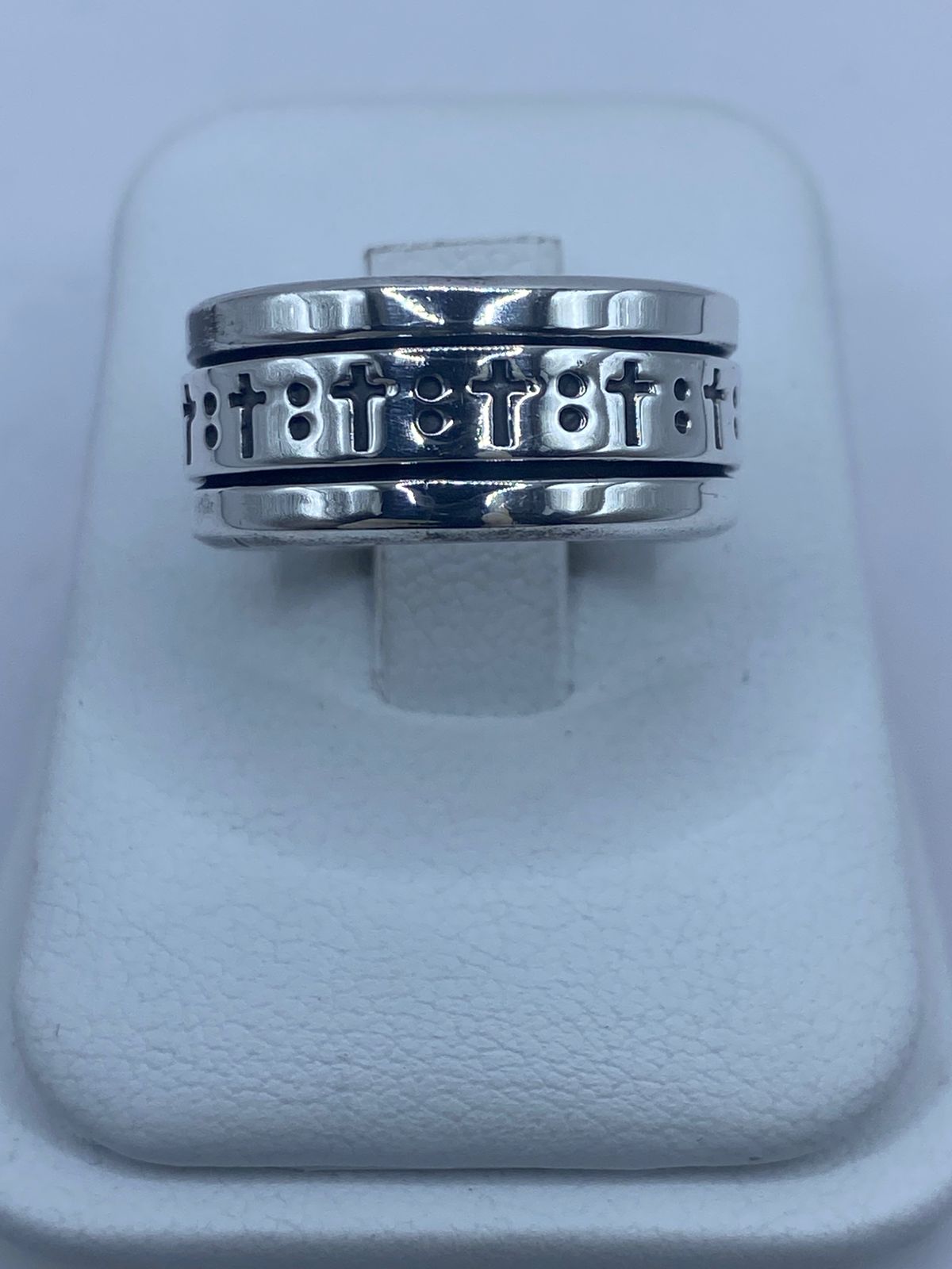 Anillo giratorio de plata .925 con cruces latinas en relieve sobre fondo oxidado negro — antiestrés espiritual talla 7, artesanal Taxco