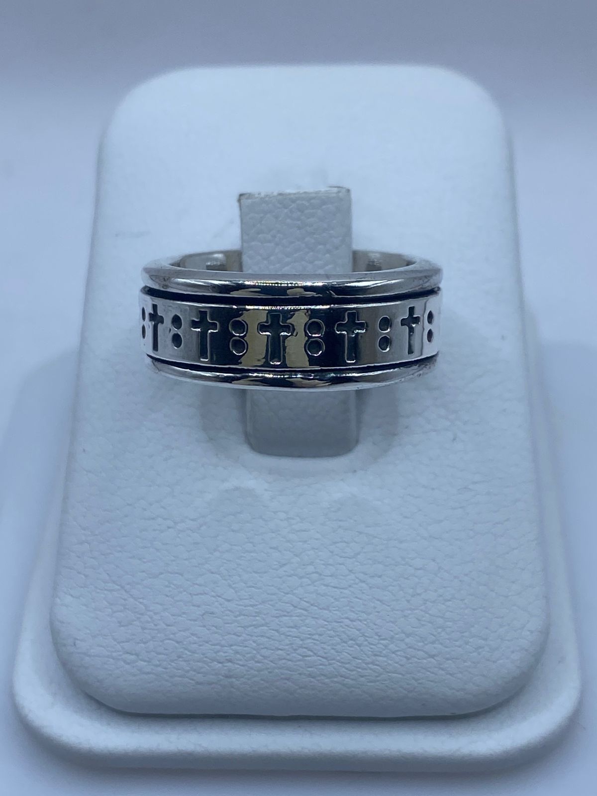 Anillo Giratorio de Plata 925 con Cruces Grabadas, vista lateral