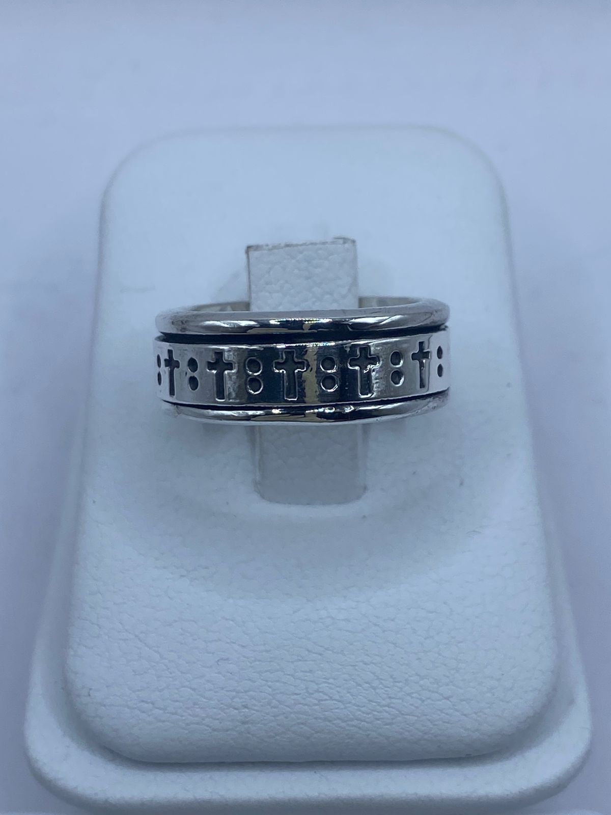 Anillo Giratorio de Plata 925 con Cruces Grabadas, vista frontal