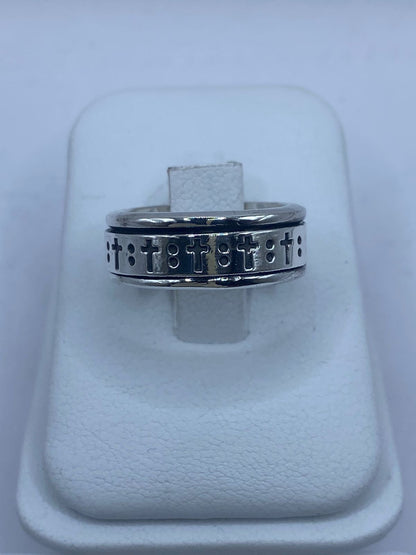 Anillo spinner de plata .925 banda estrecha con cruces grabadas puesto en la mano — espiritual antiestrés artesanal Taxco
