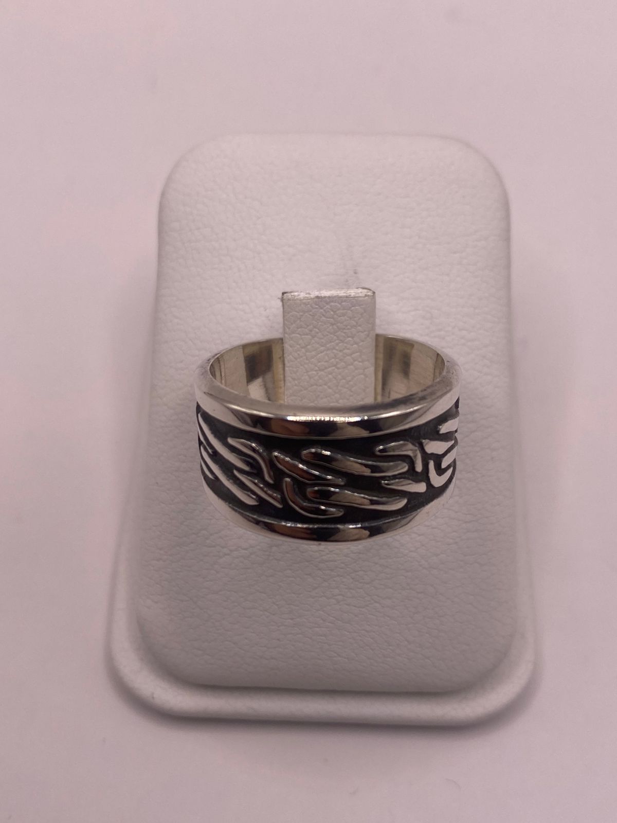 Anillo Giratorio de Plata 925 con Diseño Orgánico Texturizado, vista lateral