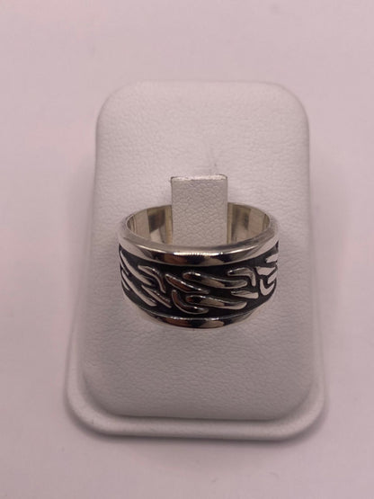 Anillo Giratorio de Plata 925 con Diseño Orgánico Texturizado, vista lateral