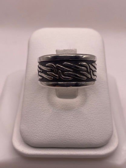 Anillo Giratorio de Plata 925 con Diseño Orgánico Texturizado en báscula mostrando peso