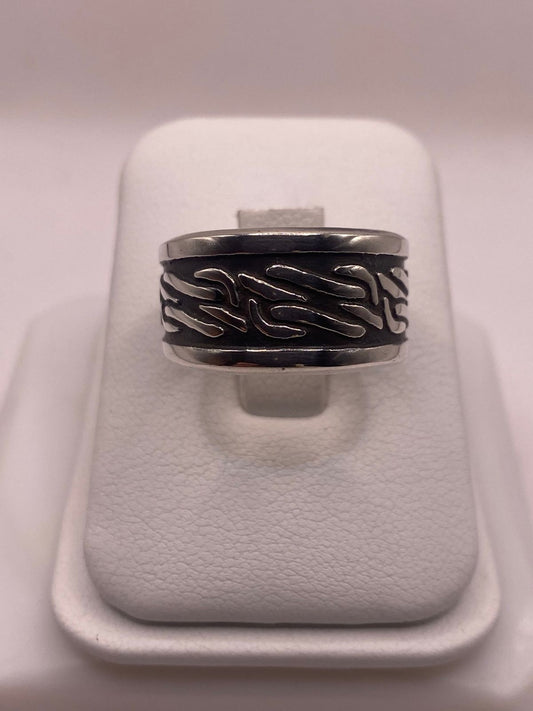 Anillo Giratorio de Plata 925 con Diseño Orgánico Texturizado en báscula mostrando peso
