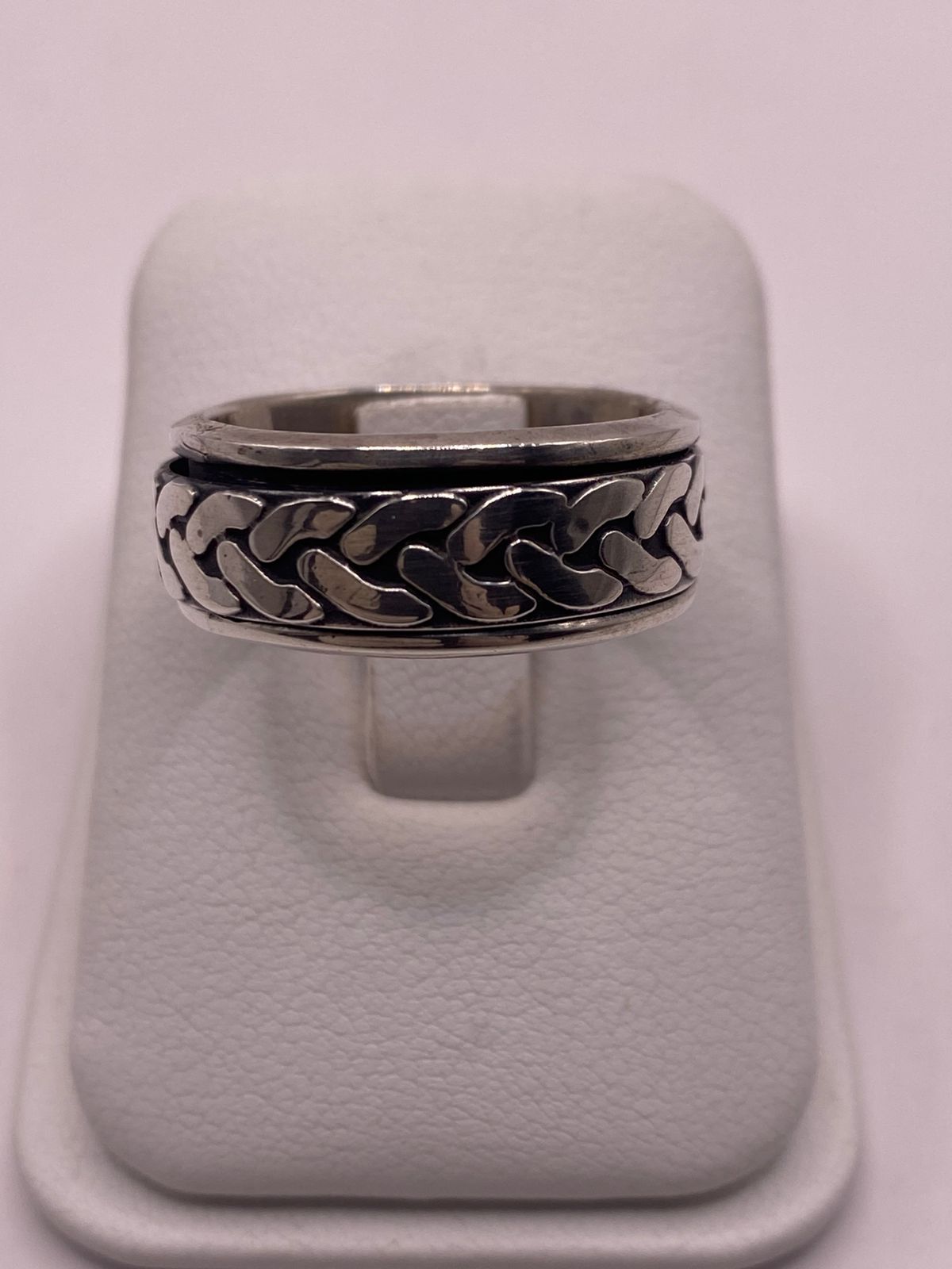 Anillo Giratorio de Plata 925 con Diseño de Eslabones Entrelazados y Acabado Oscuro, vista frontal