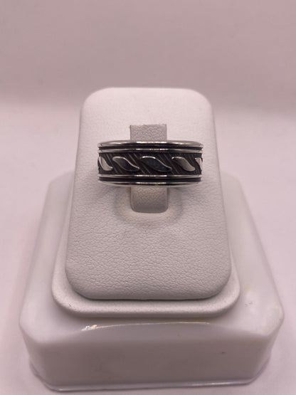 Anillo Giratorio de Plata 925 con Diseño de Ondas Texturizadas — ángulo diagonal