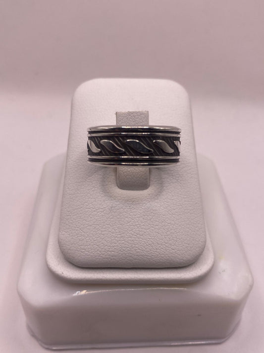 Anillo Giratorio de Plata 925 con Diseño de Ondas Texturizadas — ángulo diagonal