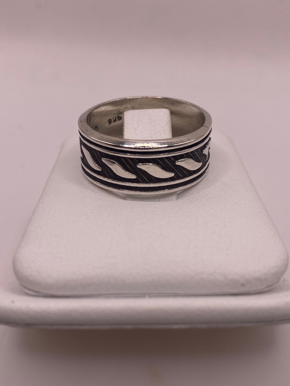 Anillo Giratorio de Plata 925 con Diseño de Ondas Texturizadas, vista lateral