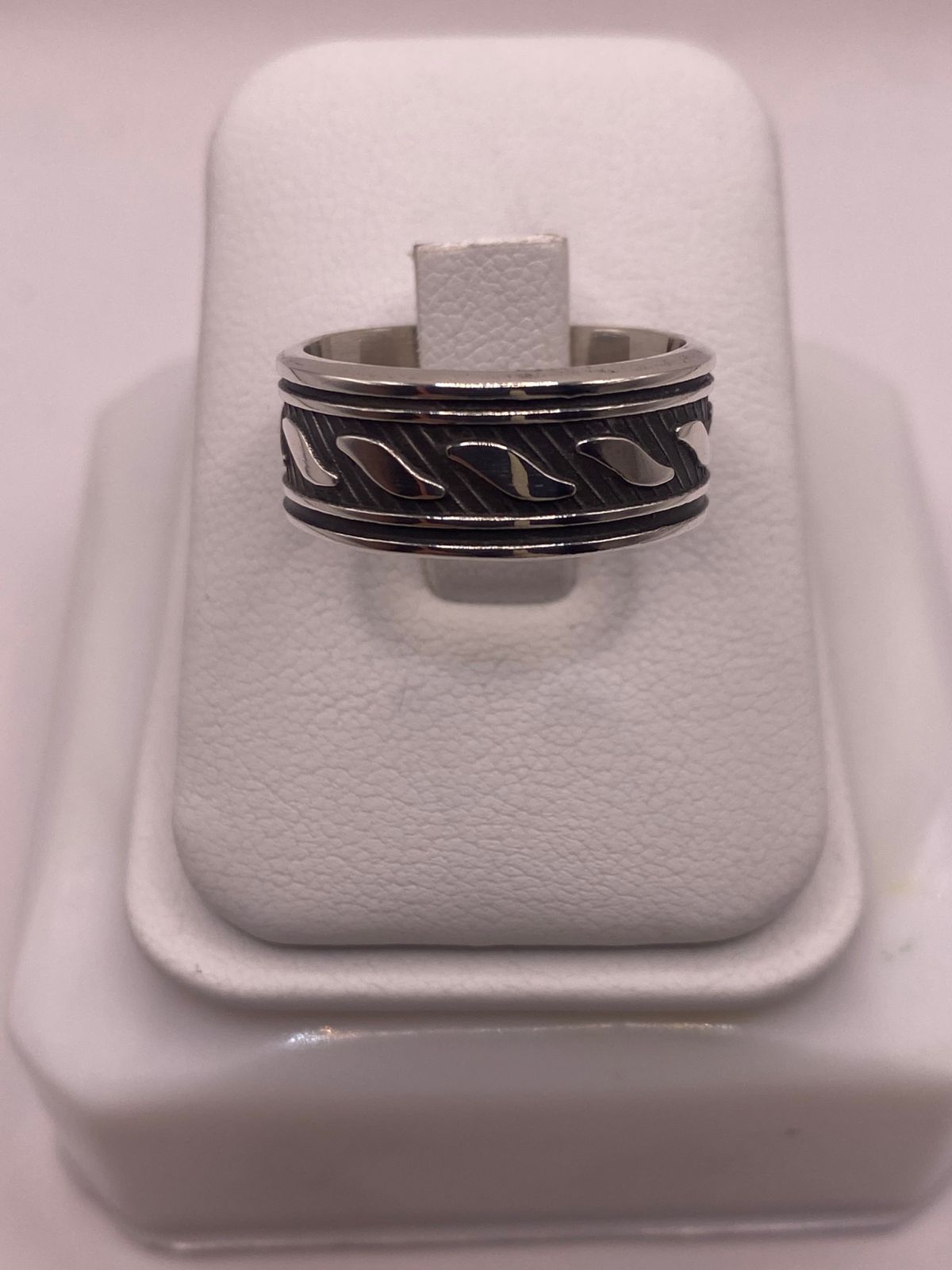 Anillo Giratorio de Plata 925 con Diseño de Ondas Texturizadas, vista de detalle