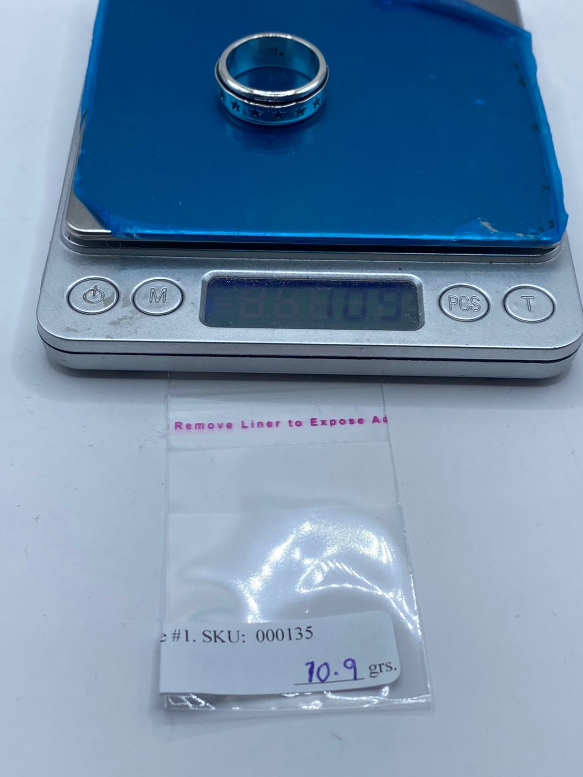 Vista lateral de anillo spinner de plata .925 con estrellas en relieve y bandas exteriores pulidas — 10.9 g, talla 10, artesanal Taxco