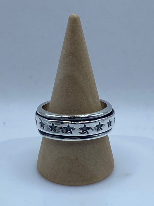Anillo Giratorio de Plata 925 con Estrellas en Relieve — vista lateral