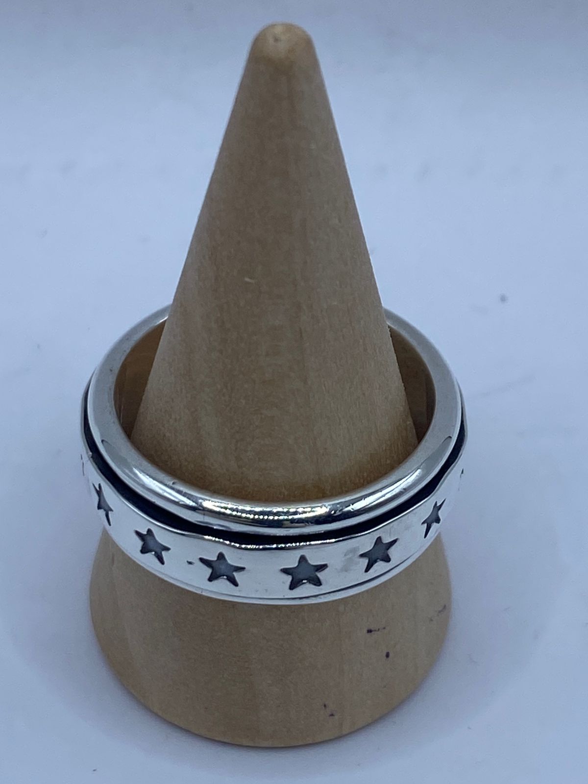 Anillo spinner de plata .925 con estrellas grabadas puesto en la mano — antiestrés artesanal hecho a mano en Taxco