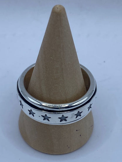 Anillo spinner de plata .925 con estrellas grabadas puesto en la mano — antiestrés artesanal hecho a mano en Taxco