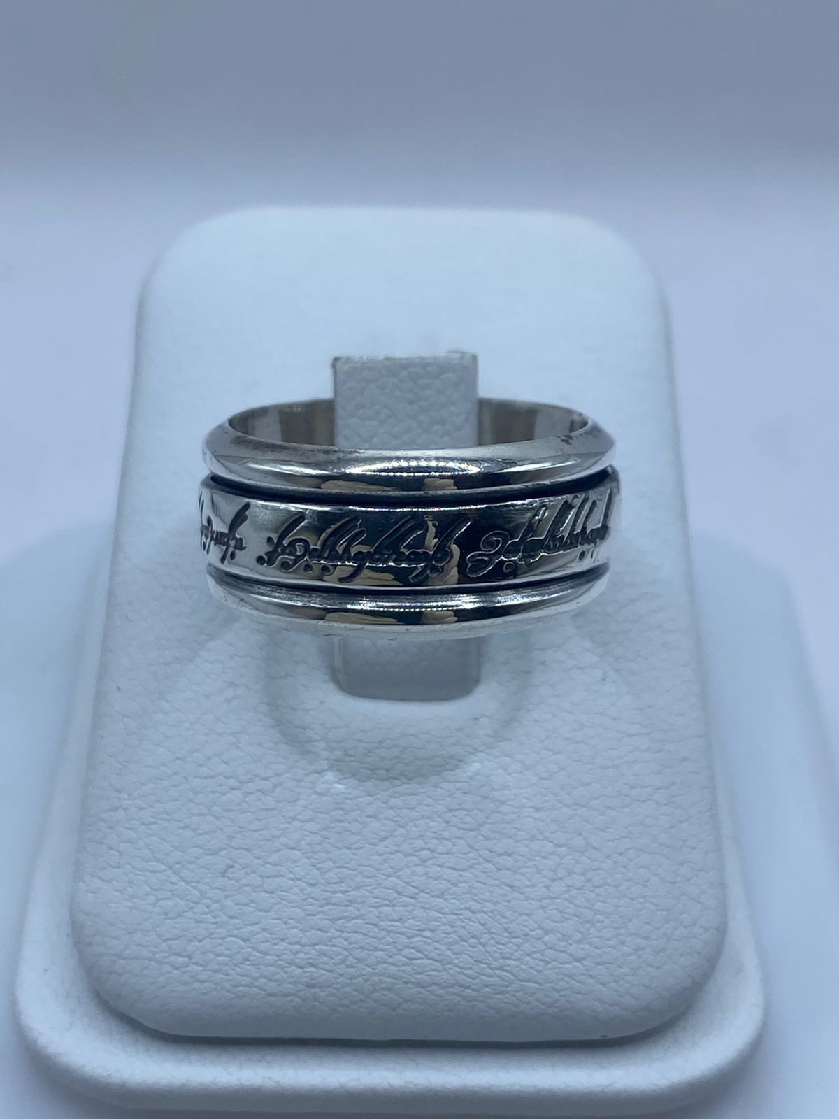 Anillo Giratorio de Plata 925 con Grabado de Ave y Caligrafía Decorativa — vista lateral