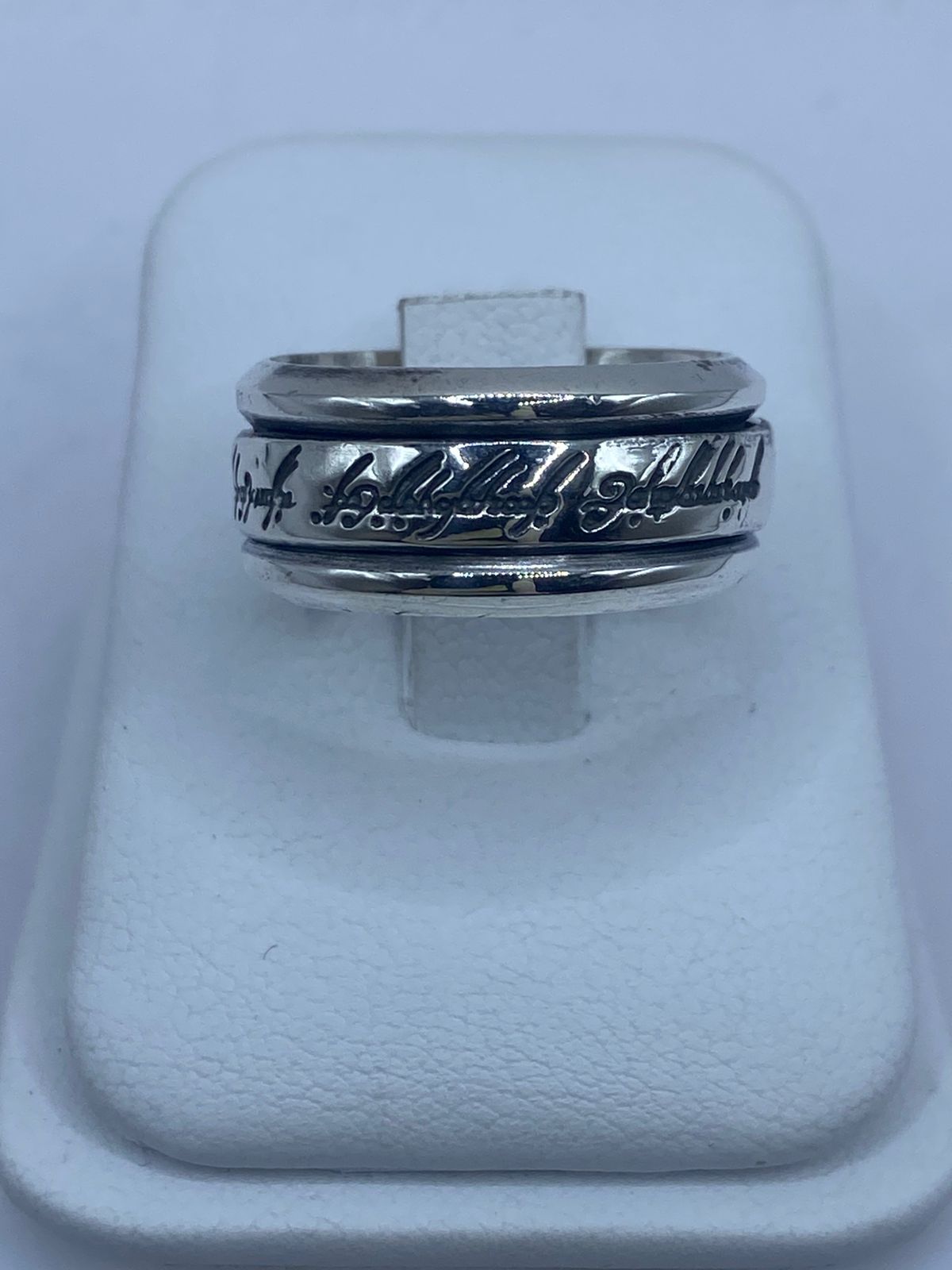Anillo Giratorio de Plata 925 con Grabado de Ave y Caligrafía Decorativa, vista frontal