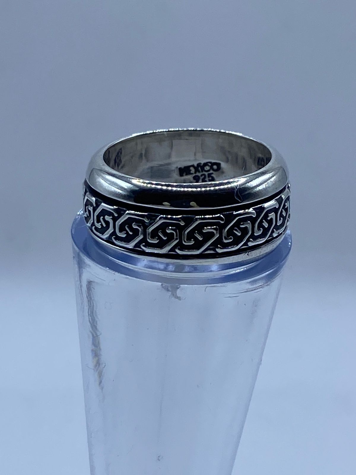 Anillo Giratorio de Plata 925 con Greca Clásica, vista de detalle