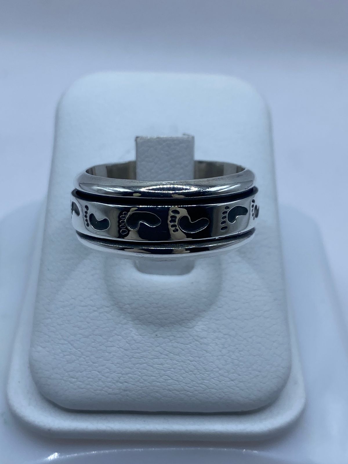 Anillo Giratorio de Plata 925 con Huellas Grabadas — vista lateral