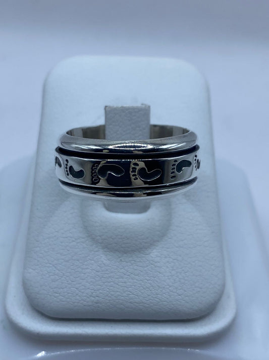Anillo Giratorio de Plata 925 con Huellas Grabadas — vista lateral