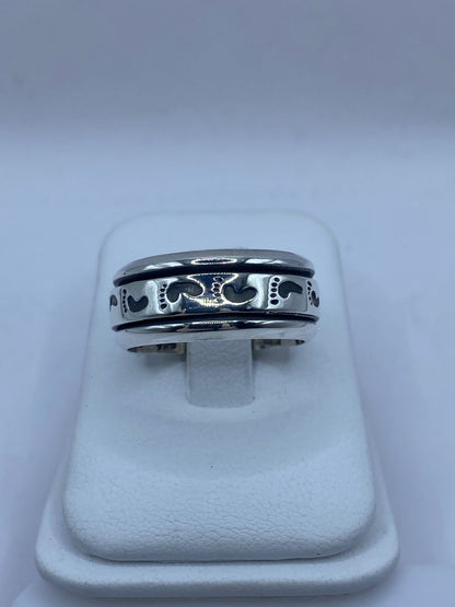Anillo Giratorio de Plata 925 con Huellas de Pies en Relieve — Antiestrés Artesanal Taxco, vista frontal