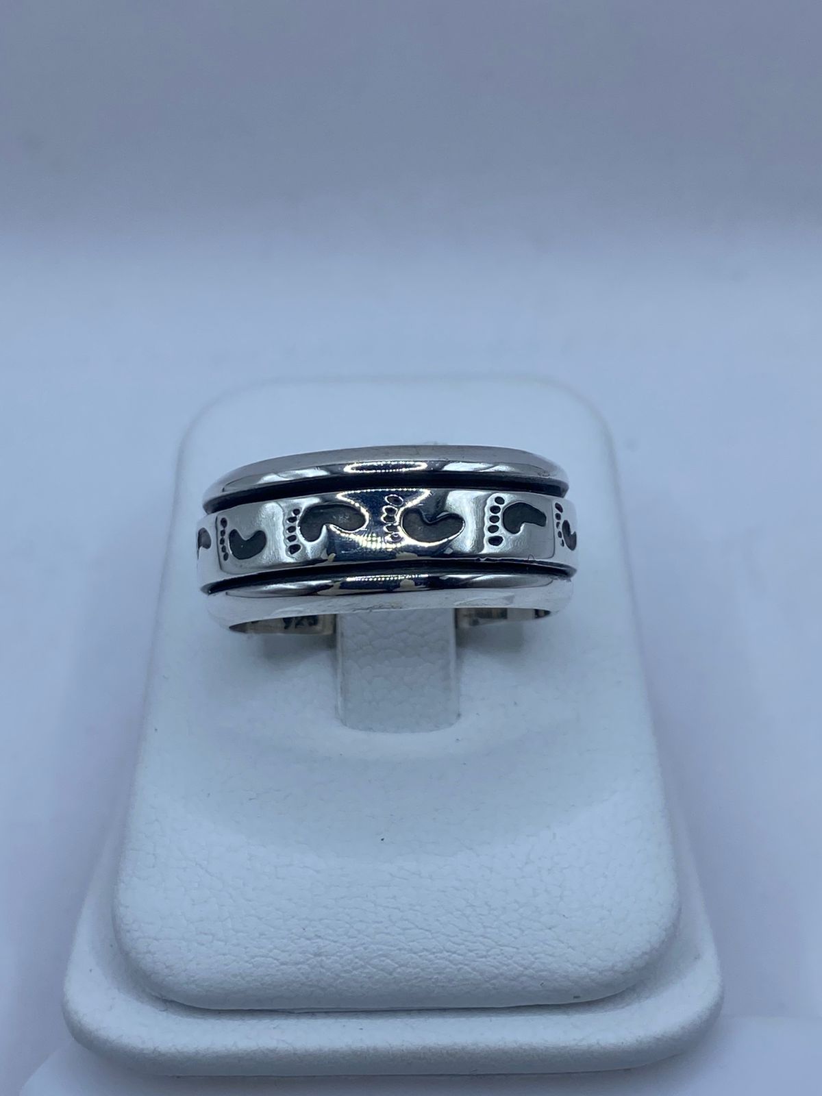 Anillo Giratorio de Plata 925 con Huellas de Pies en Relieve — Antiestrés Artesanal Taxco, vista lateral