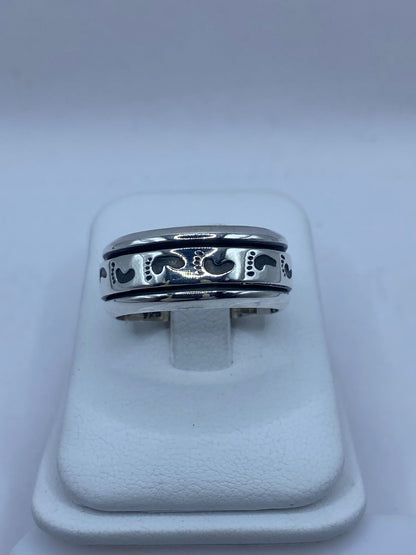 Anillo Giratorio de Plata 925 con Huellas de Pies en Relieve — Antiestrés Artesanal Taxco, vista lateral