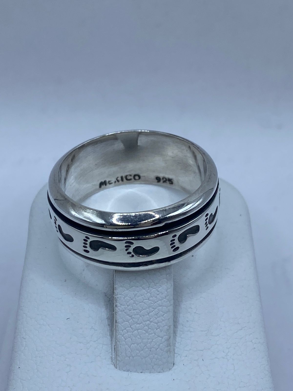 Anillo Giratorio de Plata 925 con Huellas Grabadas, sello de autenticidad Plata Ley .925