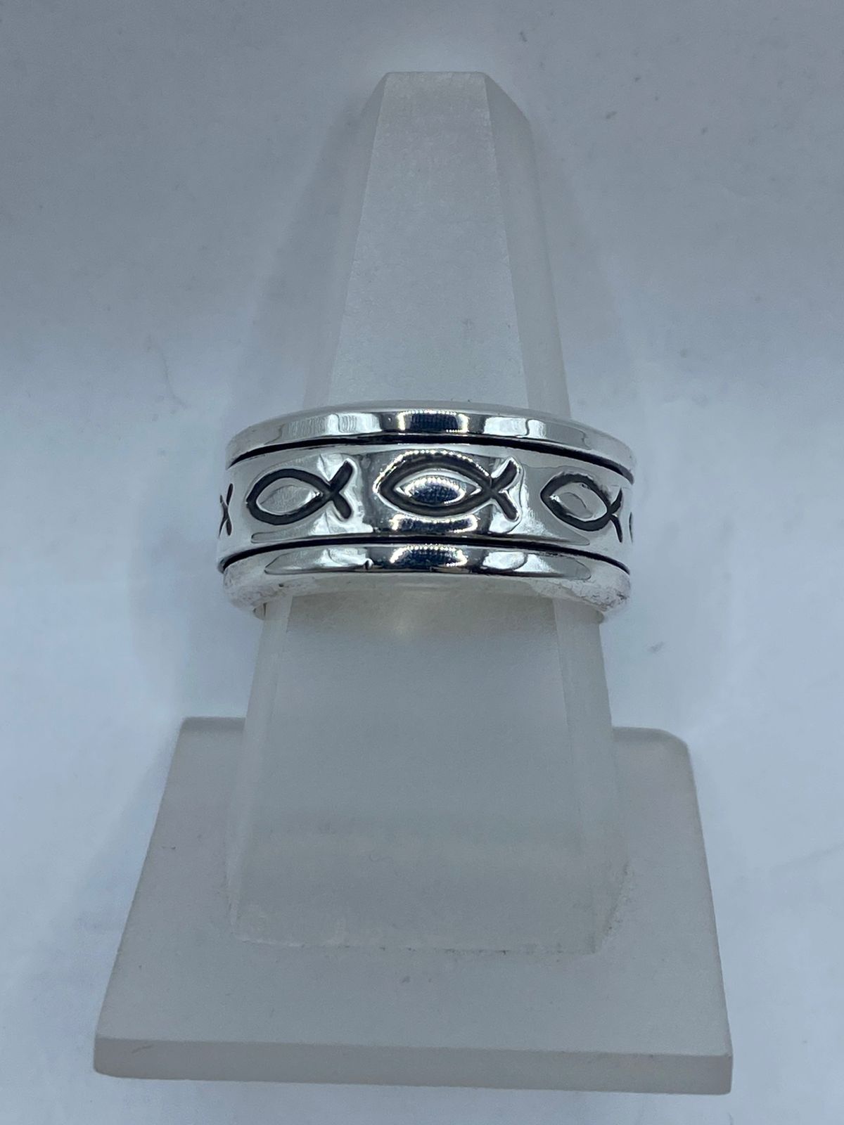 Anillo giratorio de plata .925 con peces ictus en relieve sobre fondo oxidado negro — antiestrés cristiano talla 8, artesanal Taxco