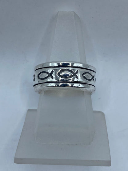Anillo giratorio de plata .925 con peces ictus en relieve sobre fondo oxidado negro — antiestrés cristiano talla 8, artesanal Taxco