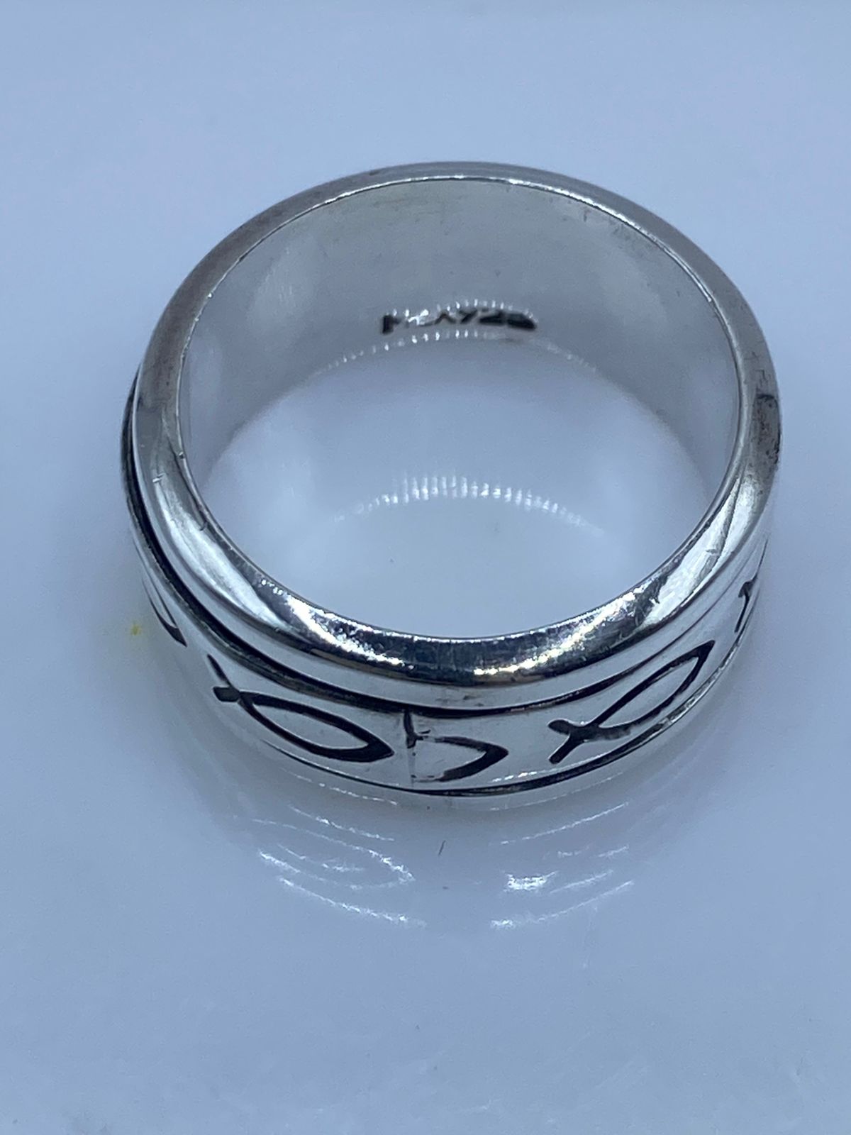 Sello de ley .925 en el interior del anillo giratorio con pez ictus — plata auténtica artesanal Taxco