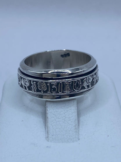 Anillo Giratorio de Plata 925 con Símbolos de la Suerte, vista de detalle
