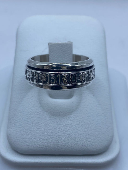 Anillo Giratorio de Plata 925 con Símbolos de la Suerte — vista lateral