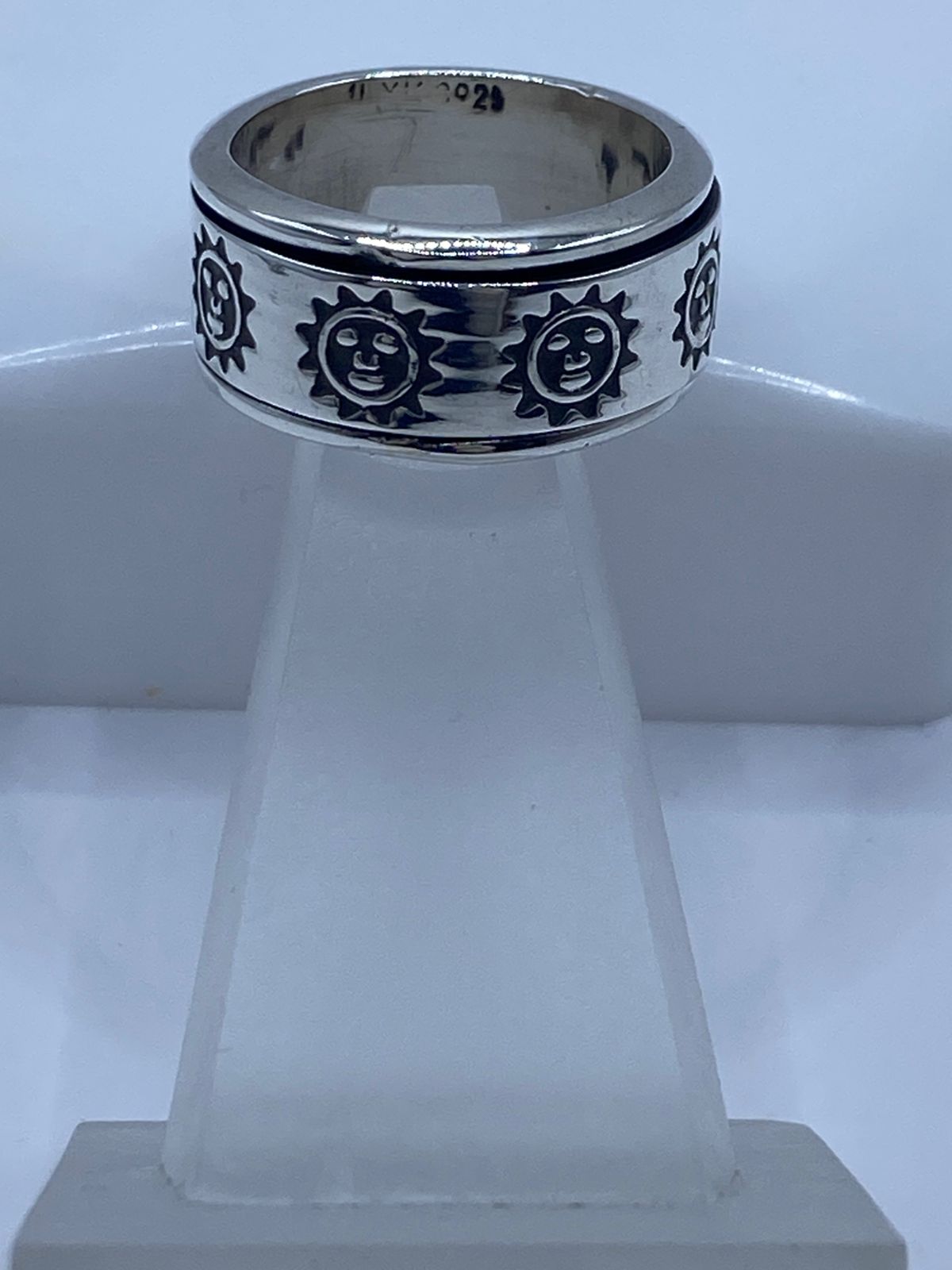 Anillo Giratorio de Plata 925 con Soles Grabados, sello de autenticidad Plata Ley .925