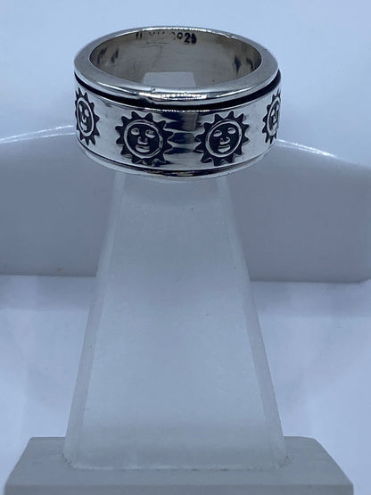 Anillo Giratorio de Plata 925 con Soles Grabados, vista de detalle