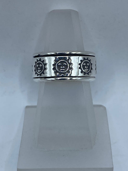 Anillo Giratorio de Plata 925 con Soles Grabados — vista lateral