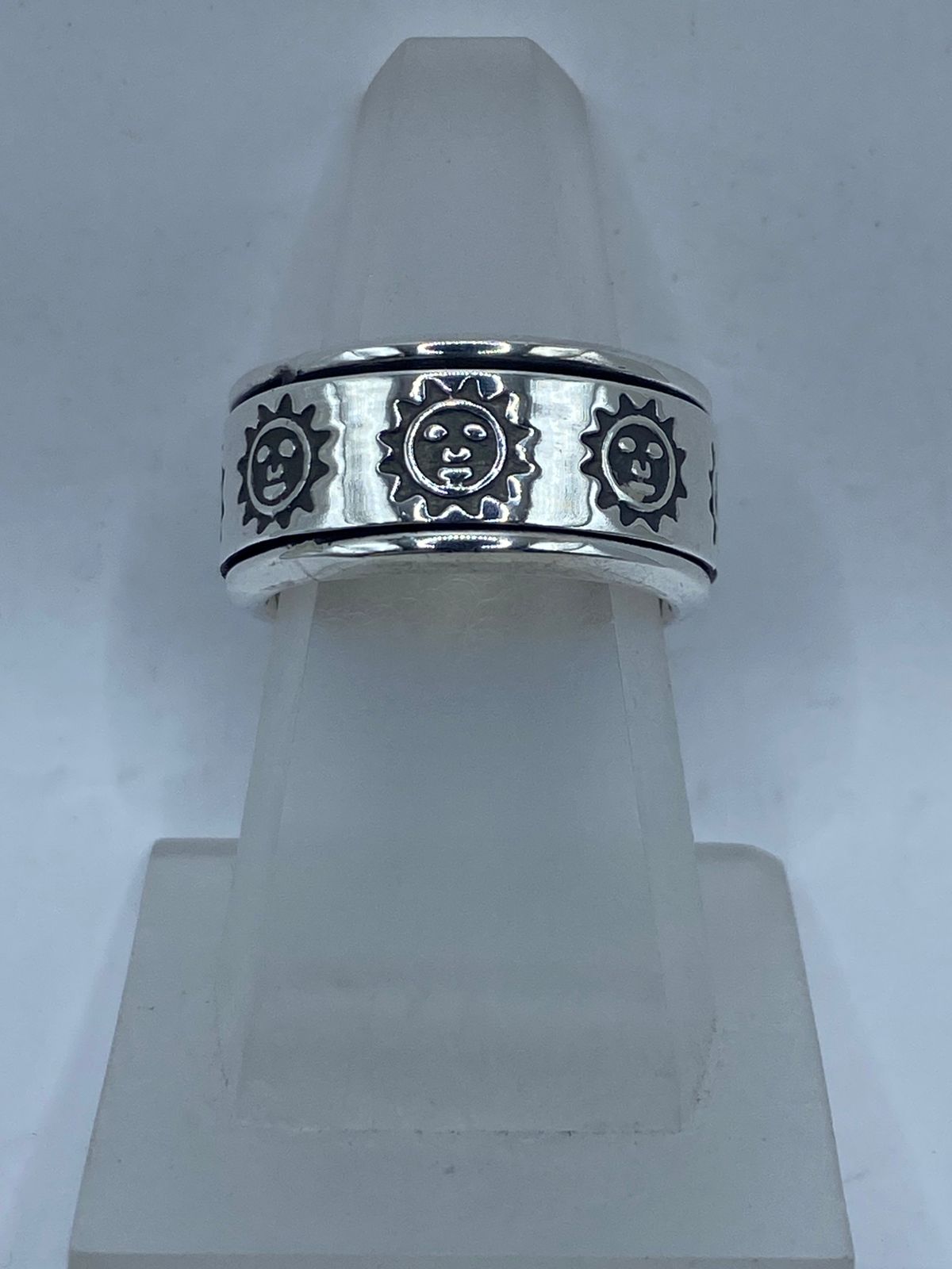 Anillo Giratorio de Plata 925 con Soles Grabados, vista frontal