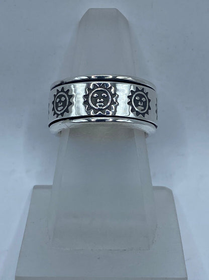 Anillo Giratorio de Plata 925 con Soles Grabados, vista frontal