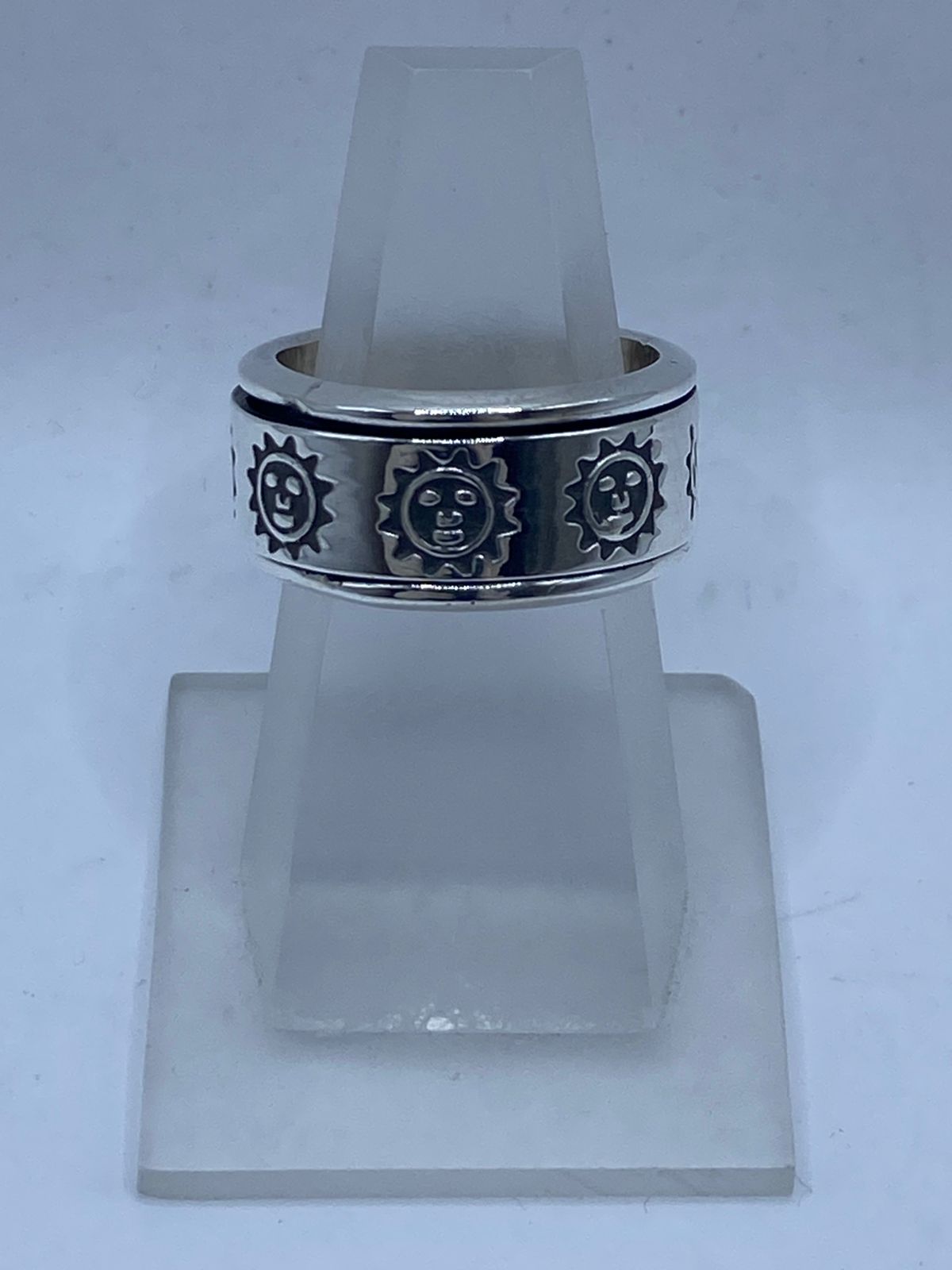 Anillo Giratorio de Plata 925 con Soles Grabados, vista lateral