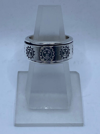 Anillo Giratorio de Plata 925 con Soles Grabados, vista lateral