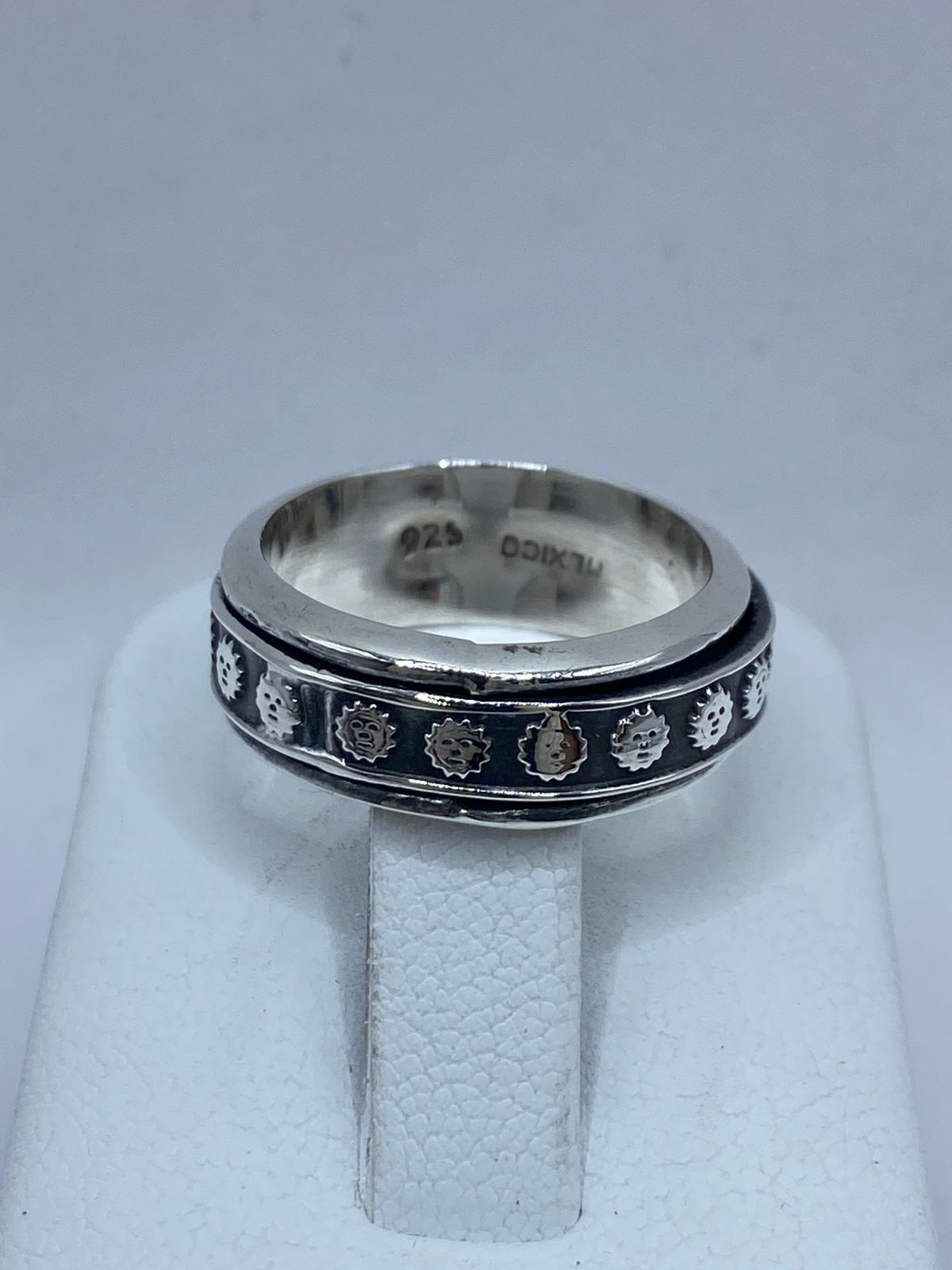 Anillo Giratorio de Plata 925 con Soles en Relieve, sello de autenticidad Plata Ley .925