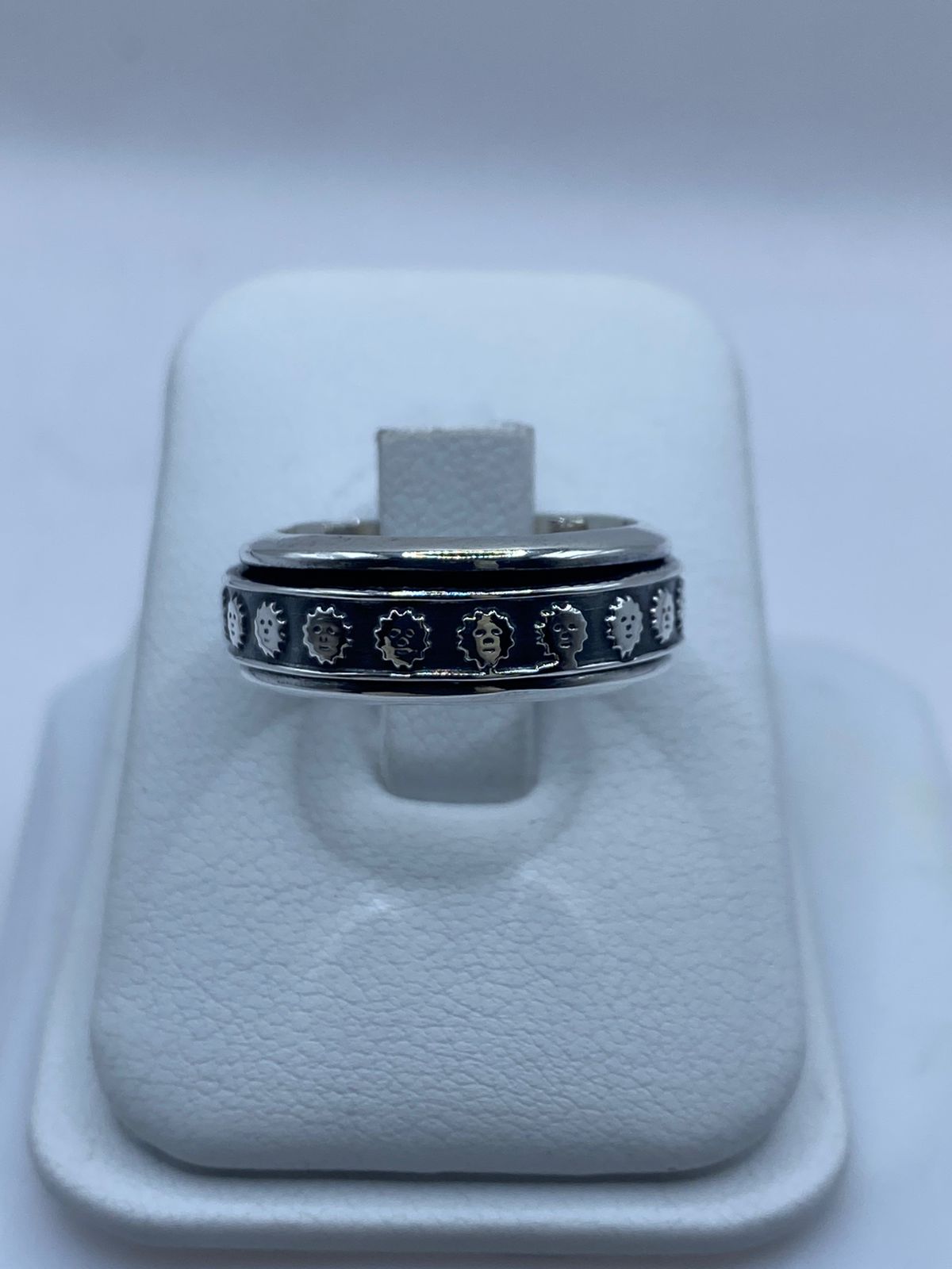  Anillo Giratorio de Plata 925 con Soles en Relieve — vista lateral
