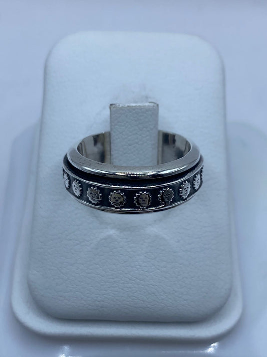 Anillo Giratorio de Plata 925 con Soles en Relieve, vista frontal