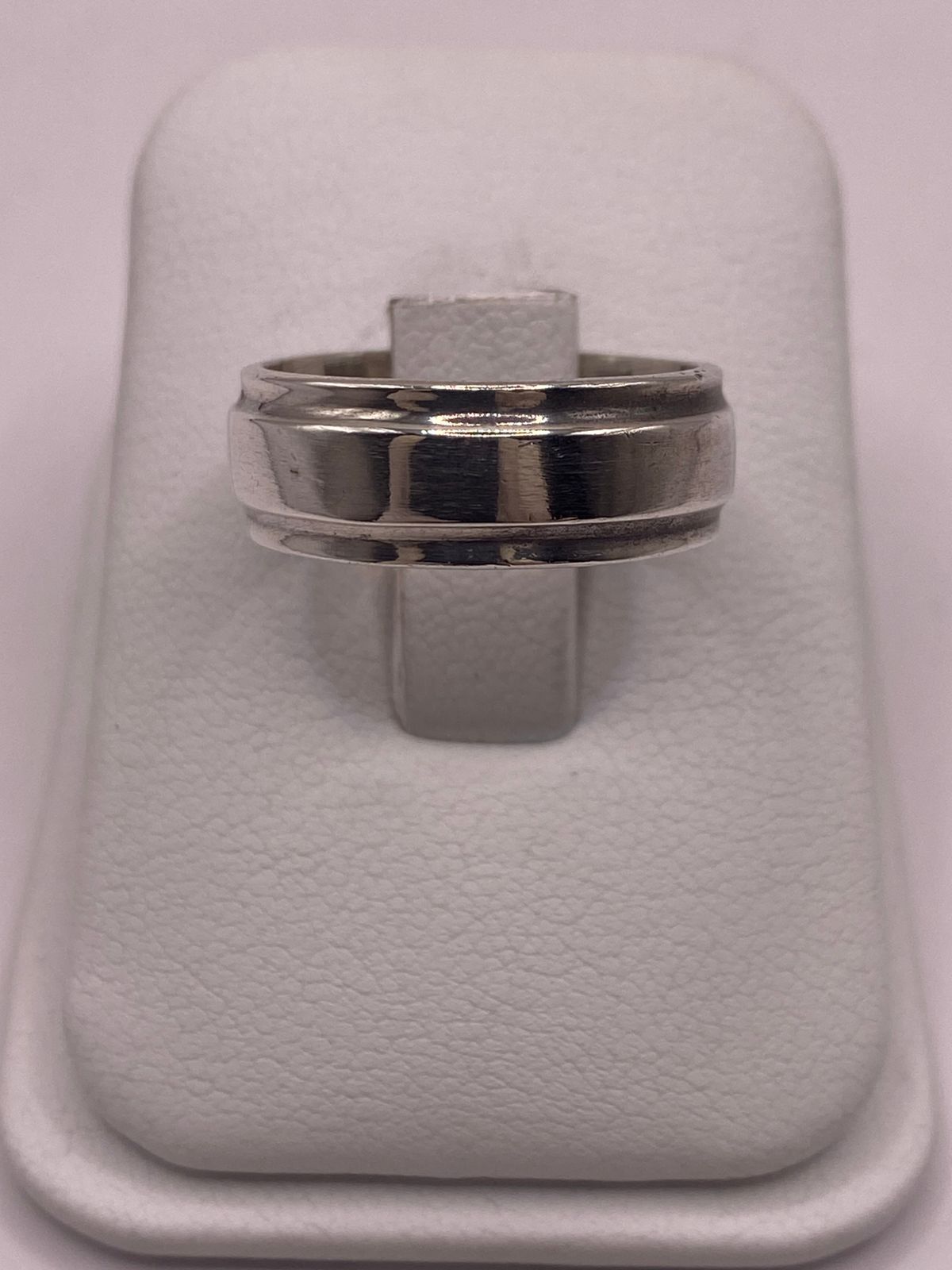 Anillo Liso de Plata 925 con Acabado Pulido Clásico, vista lateral
