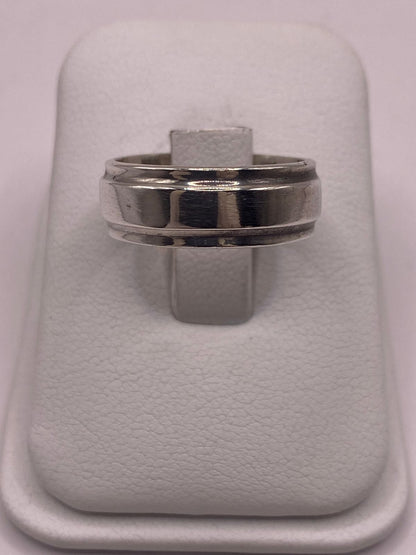 Anillo Liso de Plata 925 con Acabado Pulido Clásico, vista lateral