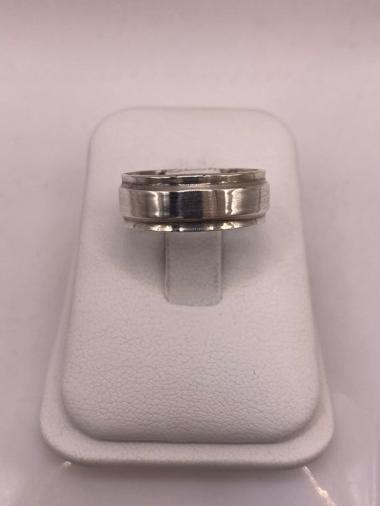 Anillo Liso de Plata 925 con Acabado Pulido y Diseño Clásico — vista lateral