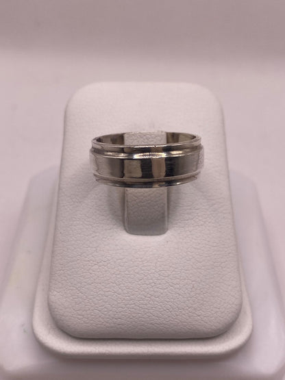 Anillo Liso de Plata 925 con Acabado Pulido y Diseño Clásico, vista frontal