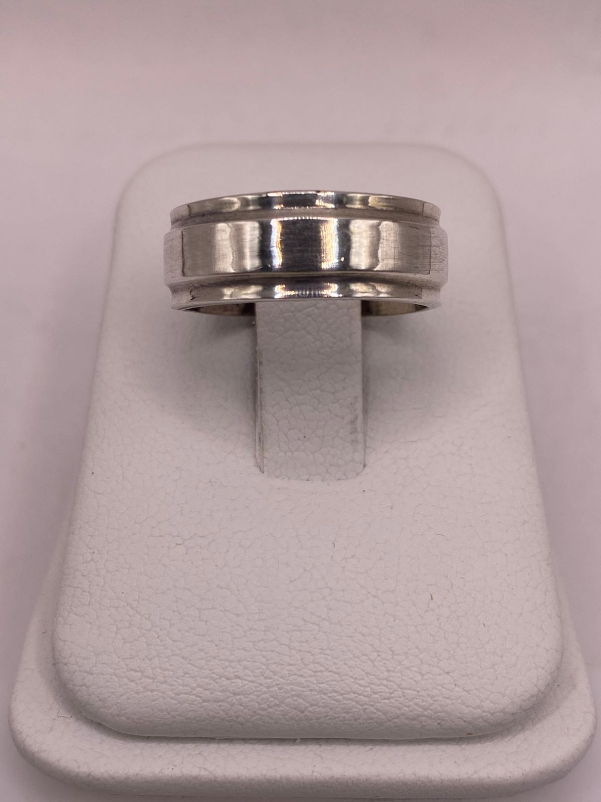Anillo Liso de Plata 925 con Acabado Pulido y Diseño Clásico, vista lateral