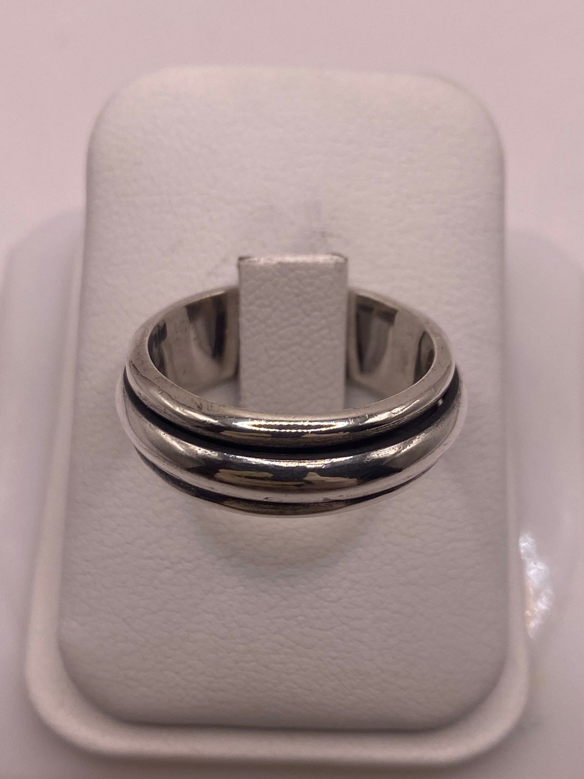 Anillo Liso de Plata 925 con Banda Central Oscura, vista frontal