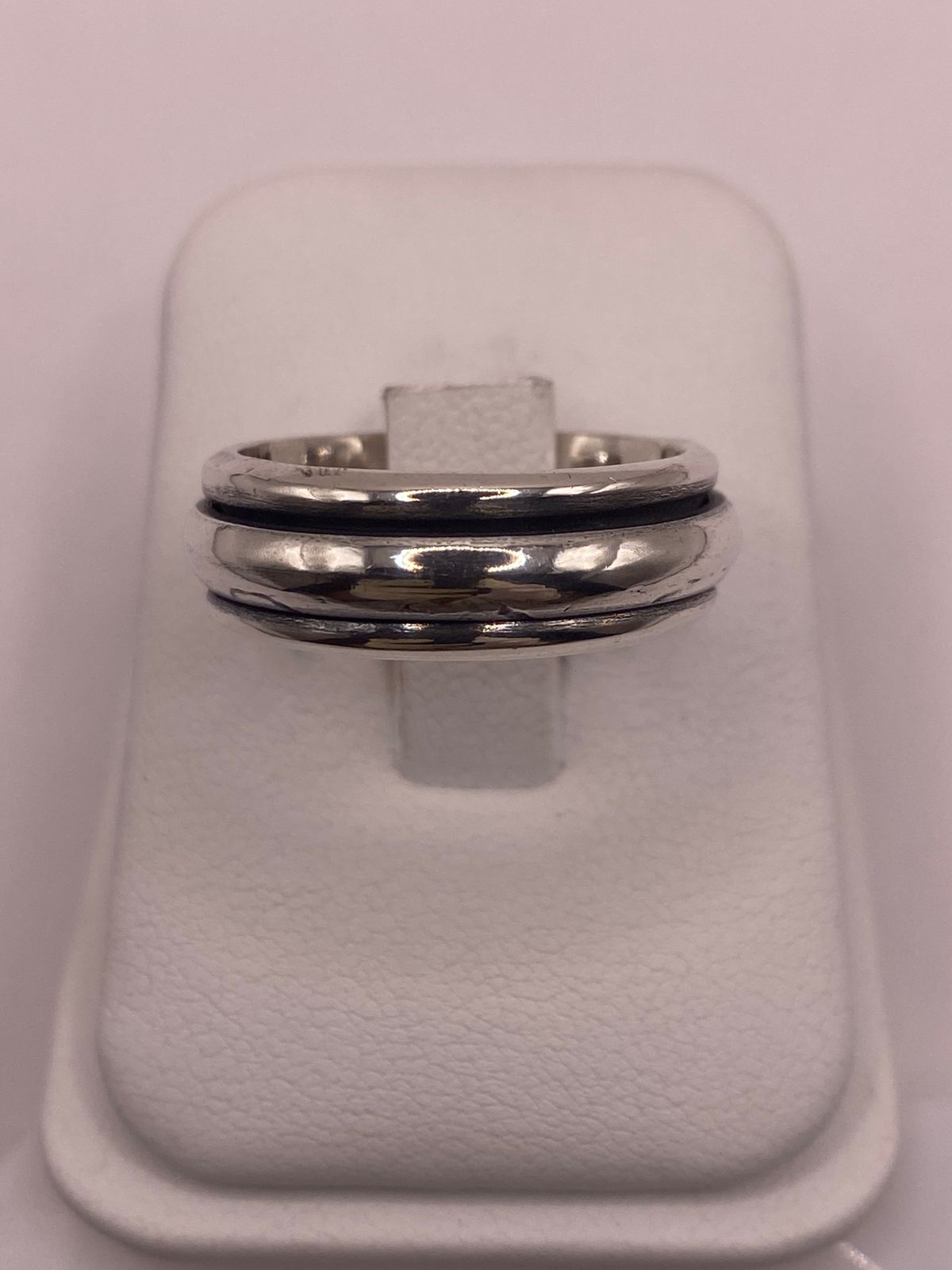 Anillo Liso de Plata 925 con Banda Central Oscura — detalle de piedra